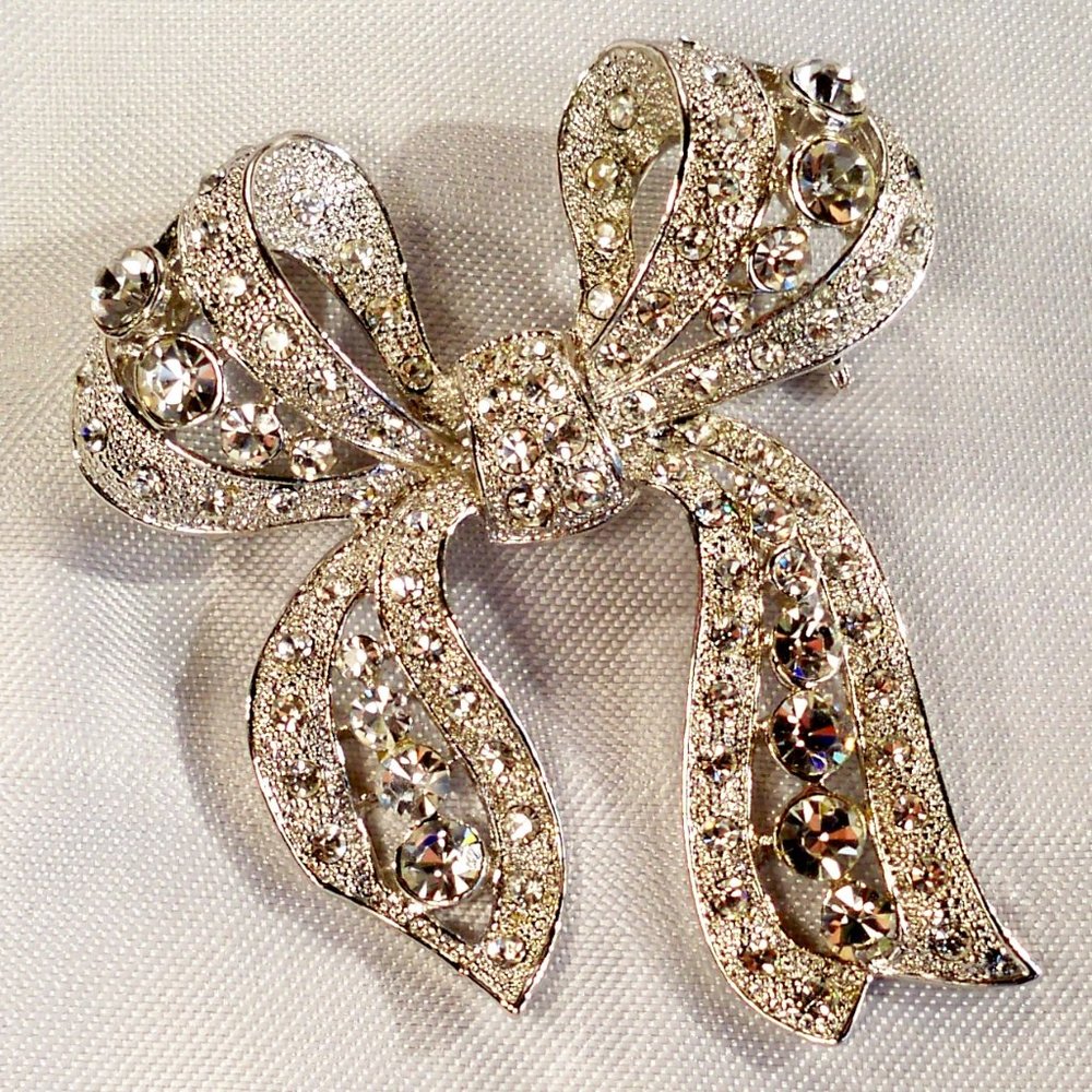 NEW Graziano Festive Bow Round Cut Crystals Brooch